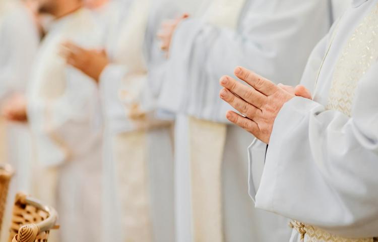 Pelos sacerdotes em crise